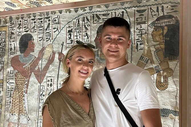 1 Day Private Tour with Hot Air Balloon from Luxor - Colossi of Memnon: quick stop, useful scale lesson
