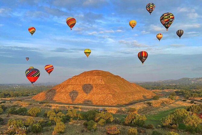 Balloon flight + pick up in CDMX + Breakfast in Cave + Pyramids - The balloon ride over Teotihuacan: sunrise views and the limits of control