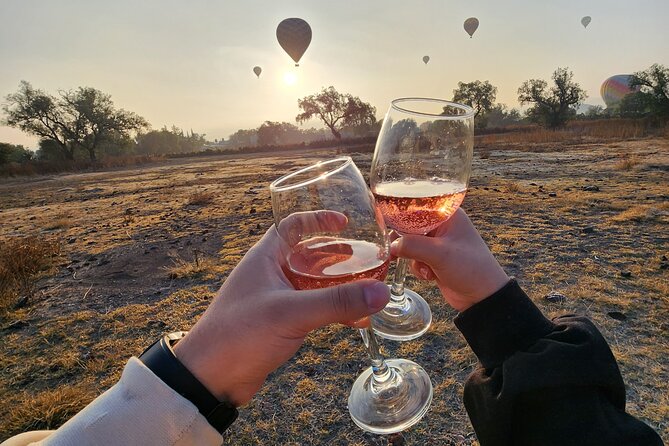Balloon flight + Transportation + Breakfast in Cave or buffet + Pyramids - Key things to know before you go