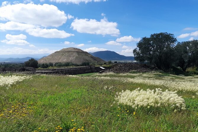 Balloon flight with private transportation and guided tour to Teotihuacán - Teotihuacán on the ground: a guided walk that gives the pyramids context