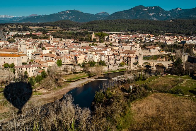 Catalonia Hot Air Balloon Ride and Breakfast over the Volcanoes of la Garrotxa - The pilot and guide touch: explanations that make the views click