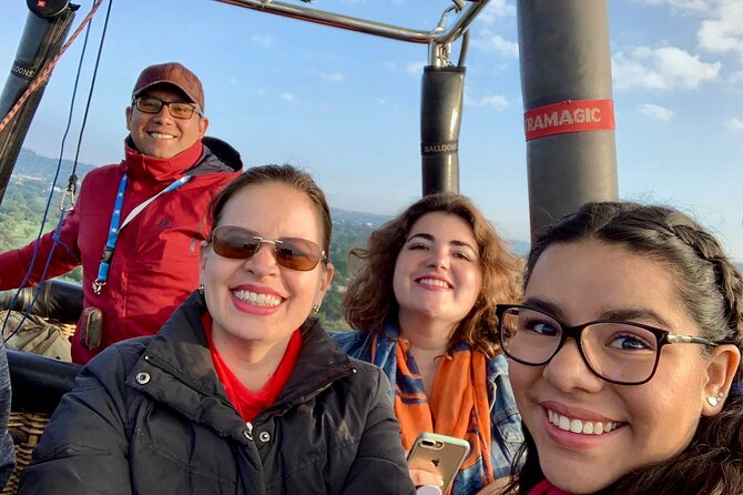 Flight in Globo Teotihuacan - Stratours takeoff zone: coffee, instructions, and balloon lift-off