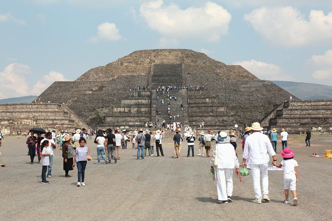Full-Day Teotihuacan Hot Air Balloon Tour from Mexico City Including Transport - Champagne toast and buffet breakfast: included, but read the room