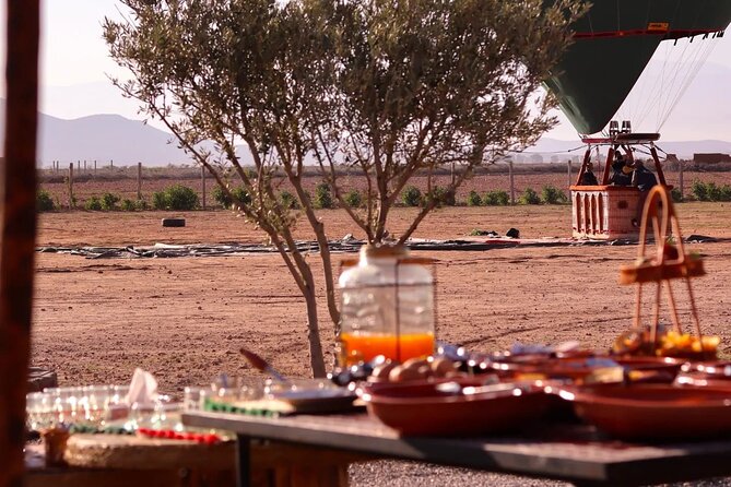 Hot air balloon flight in the desert with camel ride - Berber breakfast after landing: more than a snack