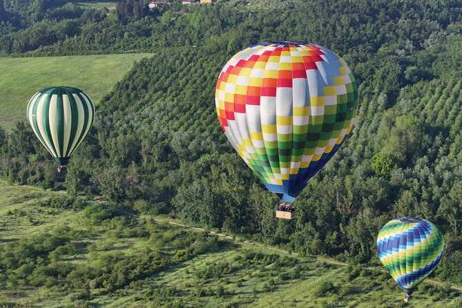 Hot air balloon over the hills of Pienza, Montalcino and Val D'Orcia - Inside the balloon: small group, shared basket time
