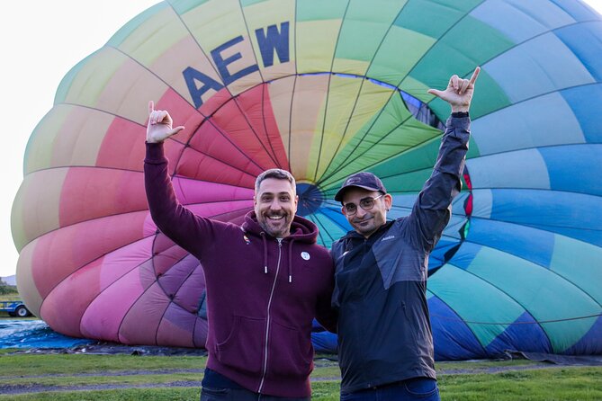 Hot air balloon ride with breakfast in Cueva from CDMX - Landing moment: sparkling wine toast and the feel-good rhythm