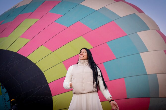 Hot air balloon ride with breakfast in Cueva from CDMX - San Juan Teotihuacán: flight prep, takeoff, and the 45–60 minute time in the air
