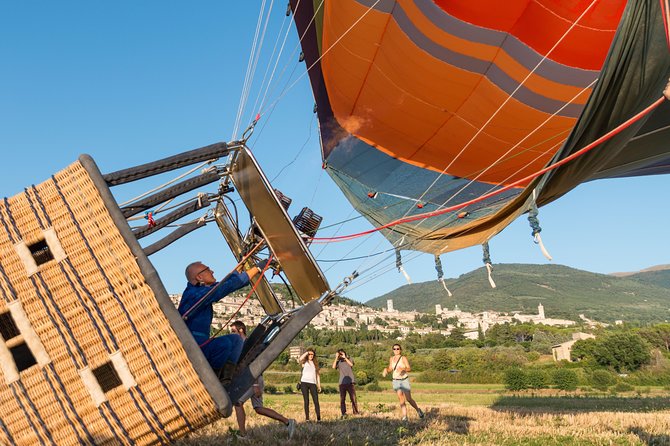 Professional hot air balloon rides at Assisi, Trasimeno in Umbria - Cantina Dionigi: breakfast and Sagrantino after the flight