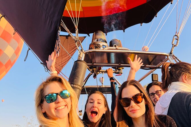 Teotihuacán in a hot air balloon with Transportation from CDMX - The shared balloon flight: ~40 minutes of sunrise over Teotihuacán