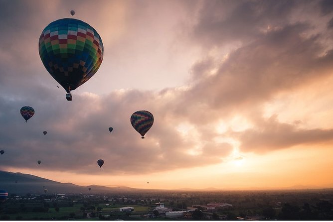 Teotihuacan Shared Hot Air Balloon Air Balloon Tour with Guide - Entering Teotihuacán with a guide: Tlatelolco, Mirador, and context