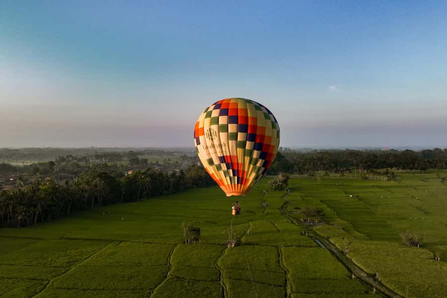 Ubud: Floating Breakfast and Hot Air Balloon Experience - Floating breakfast on a wooden deck and infinity-pool views