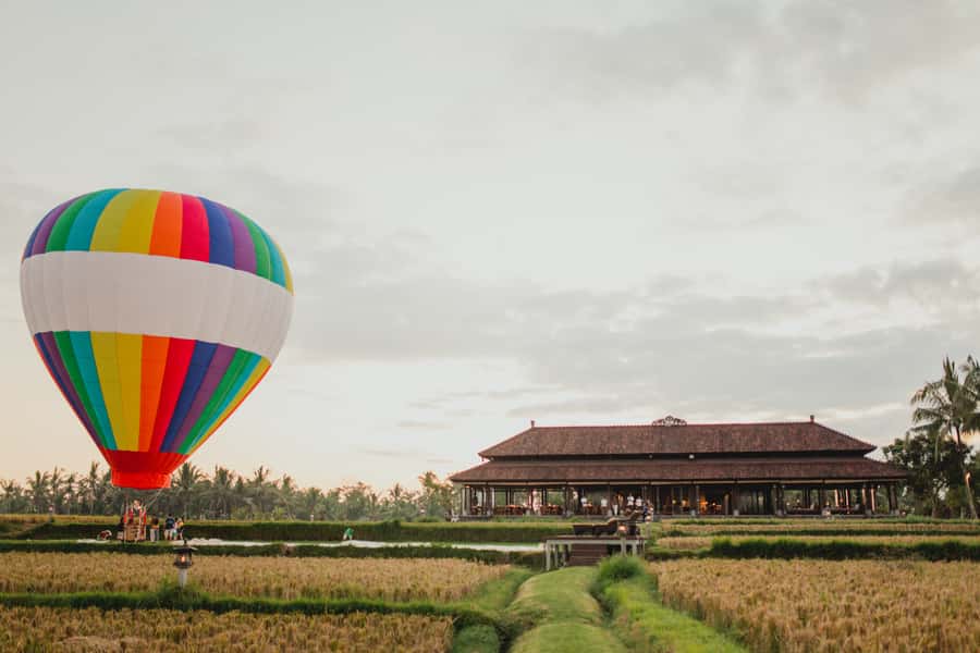 Ubud: Hot Air Balloon Experience - Balloon basics: 23 metres, a cozy basket, and a tethered lift