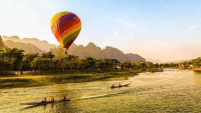 Vang vieng: Longtail boat&Hot Air Balloon&hotel pick-up - How the morning and sunset options change your day